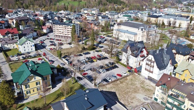 Auf diesem Parkplatz in Bad Ischl soll ein Hotel errichtet werden. Rund um den Bau gibt es viel Wirbel. (Bild: Hörmandinger Reinhard)