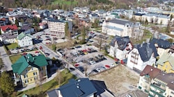 Auf diesem Parkplatz in Bad Ischl soll ein Hotel errichtet werden. Rund um den Bau gibt es viel Wirbel. (Bild: Hörmandinger Reinhard)