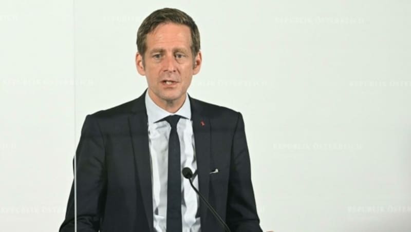 Mit SPÖ-Fraktionsführer Jan Krainer diskutierte Fleischmann über die Zulässigkeit von Fragen. (Bild: APA/HELMUT FOHRINGER)