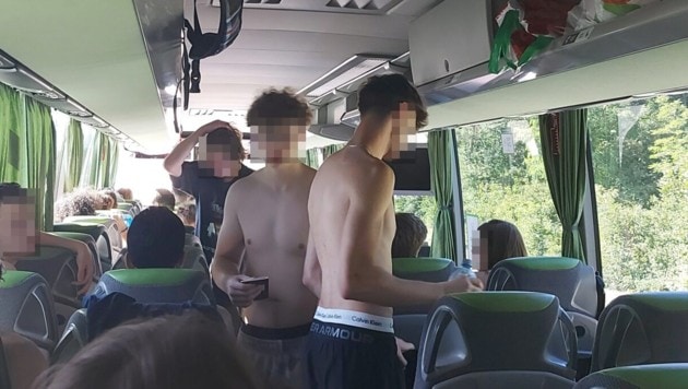 Eine Maturareisegruppe war auch im Hitze-Bus auf dem Rückweg nach Wien. (Bild: "Krone"-Lesereporter, Krone KREATIV)