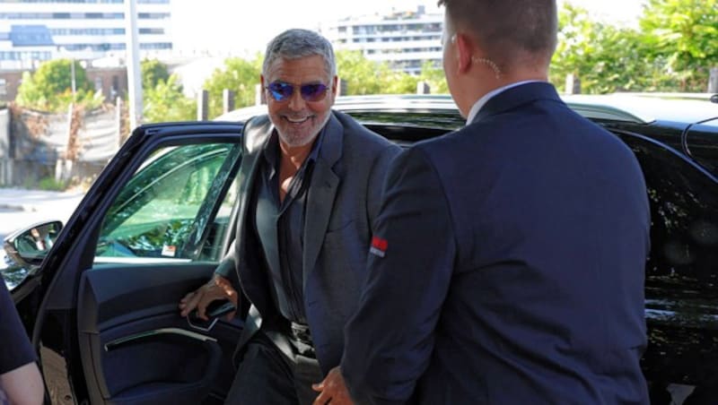 Clooney kam gut gelaunt und braungebrannt in Wien an. (Bild: Starpix/Alexander TUMA)