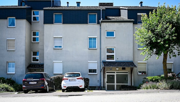 In diesem Mehrparteienhaus in Mittertreffling, Gemeinde Engerwitzdorf, passierten die Fensterstürze (Bild: Alexander Schwarzl)