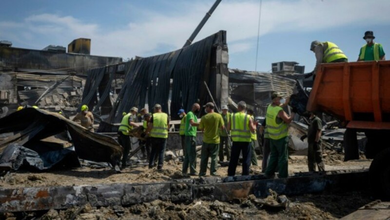 Aufräumarbeiten nach Raketeneinschlägen in Krementschuk (Bild: AP)