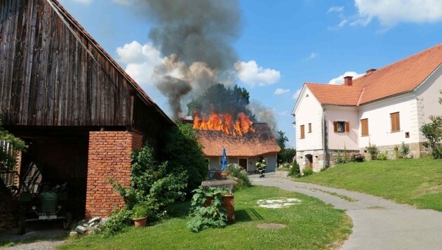 Die Flammen loderten aus dem Dach. (Bild: BFV Feldbach )