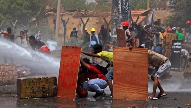 Die Polizei setzte Wasserwerfer und Tränengas gegen die Demonstrierenden im Sudan ein. (Bild: AFP)