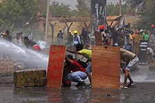 Die Polizei setzte Wasserwerfer und Tränengas gegen die Demonstrierenden im Sudan ein. (Bild: AFP)