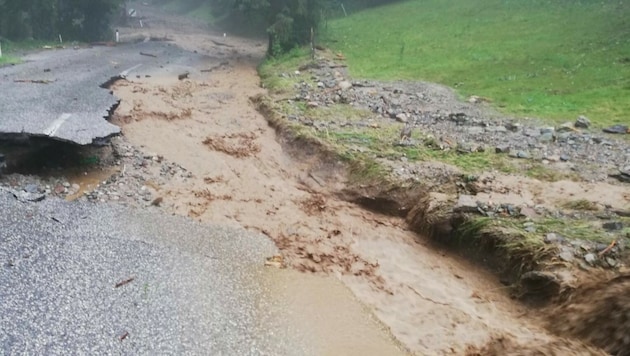 Einige Straßen wurden schwer in Mitleidenschaft gezogen, oder gar komplett weggerissen. (Bild: Gemeinde Arriach)