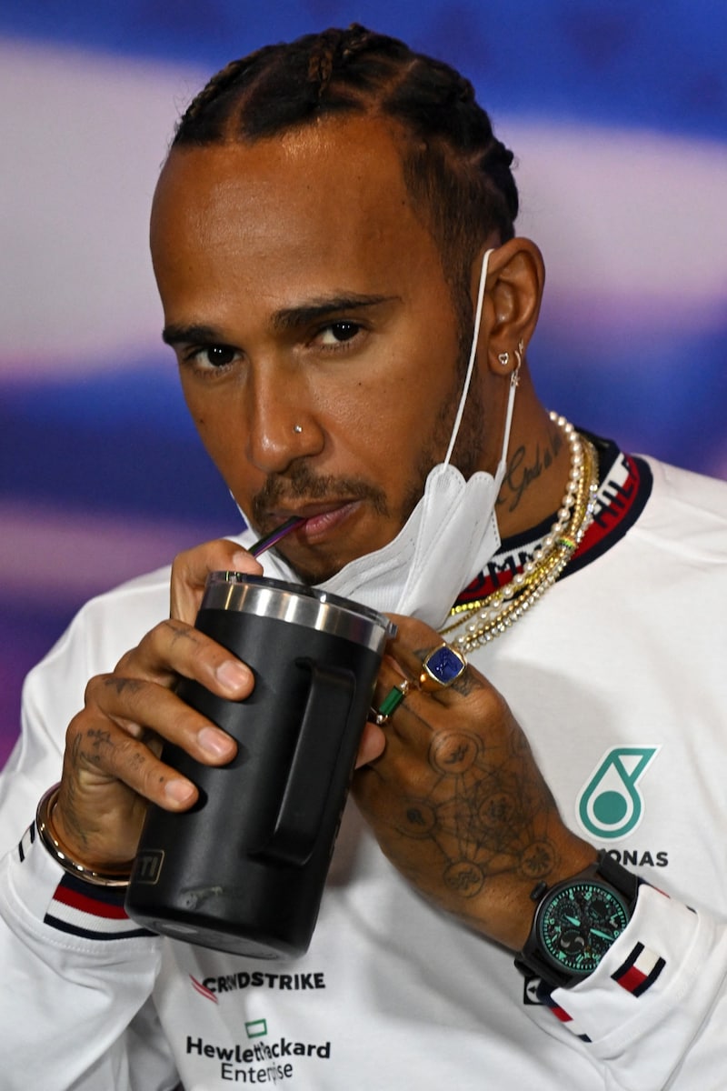 Lewis Hamilton trägt gerne Schmuck (Bild: APA/AFP/JUSTIN TALLIS)