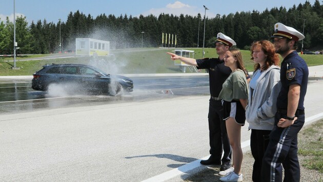 Als Beifahrer wurden die Jugendlichen mit kritischen Situationen konfrontiert. (Bild: Rojsek-Wiedergut Uta)