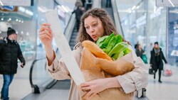 Nicht nur beim Lebensmitteleinkauf müssen wir uns auf weitere Preiserhöhungen einstellen: WIFO-Experte Josef Baumgartner prognostiziert, was 2023 um wie viel teurer wird. (Bild: wifesun - stock.adobe.com)