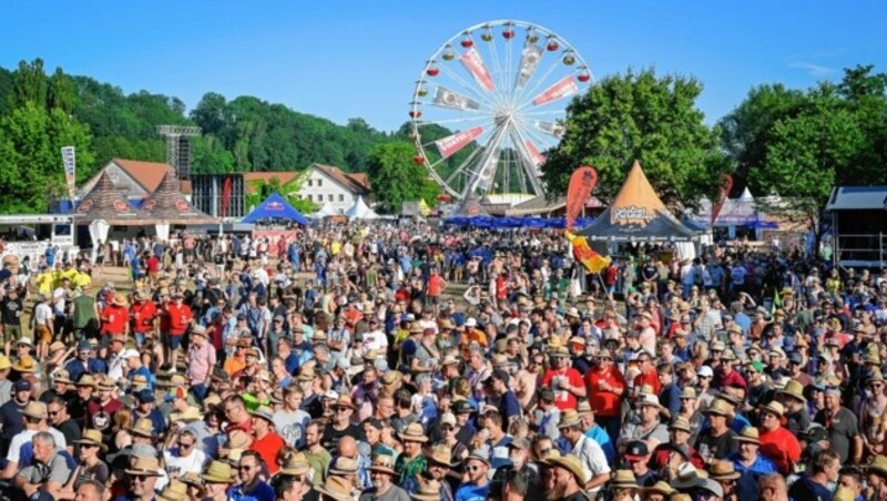 Bereits Donnerstagnachmittag füllte sich der Platz vor der Hauptbühne. (Bild: Alexander Schwarzl)