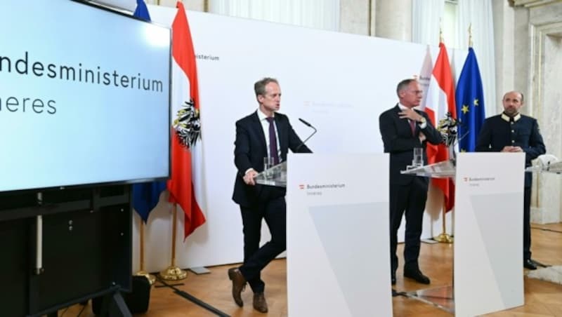 V.l.: Peter Webinger (Sektion V Fremdenwesen), Innenminister Gerhard Karner und Franz Ruf, Generaldirektor für die öffentliche Sicherheit, bei der Pressekonferenz am Freitag (Bild: APA/Roland Schlager)