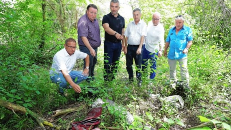 In Lutzmannsburg sorgt besonders der Abfall der Migranten im Wald für Ärger. (Bild: Judt Reinhard)