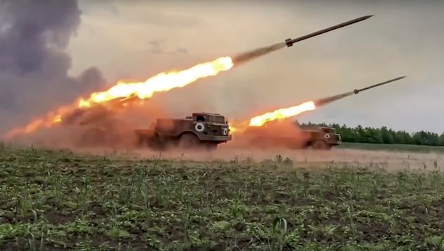 Russische Uragan-Raketenwerfer feuern auf ukrainische Ziele. (Bild: AP/Russian Defense Ministry Press Service)