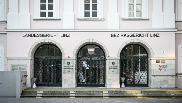 Der 26-jährigen Angeklagten in Linz werden schwerer gewerbsmäßiger Betrug, Geldwäsche und kriminelle Vereinigung vorgeworfen. (Bild: Alexander Schwarzl)