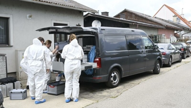 Spurensicherer der Polizei am Ort des Geschehens nach der Bluttat in Groß-Enzersdorf (NÖ) (Bild: Imre Antal)