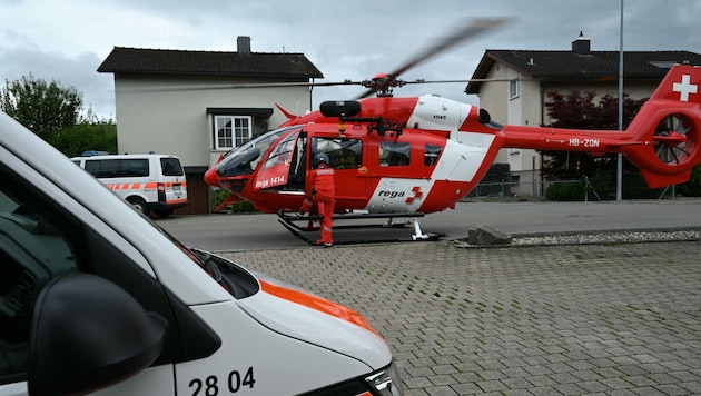 Der schwerverletzte Radler musste mit einem Notarzthubschrauber der Schweizer Flugwacht „Rega“, der direkt im Wohngebiet landete, in ein KRankenhaus geflogen werden. (Bild: Kapo St. Gallen)