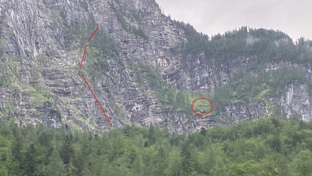 Die strichlierte Linie zeigt den Seewand-Klettersteig bei Hallstatt. Die Tchechen saßen dort, wo der rote Kreis ist. (Bild: Polizei OÖ)