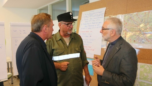 Bischof Marketz und Superintendent Sauer im Gespräch mit dem Treffner Bürgermeister Glanznig (Bild: kk)