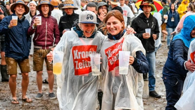 Dank „Krone“-Ponchos blieben die Festival-Besucher auch im strömenden Regen halbwegs trocken. (Bild: Alexander Schwarzl)