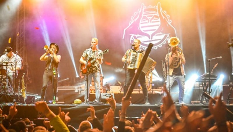 Die Fäaschtbänkler auf der Bühne beim Woodstock der Blasmusik in Ort im Innkreis. (Bild: Alexander Schwarzl)