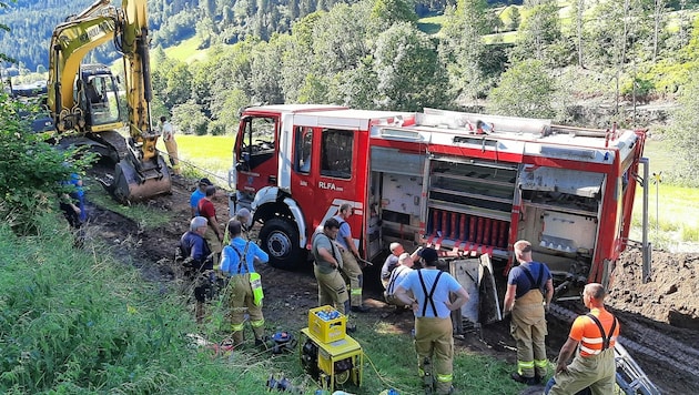 Das Feuerwehrauto ist geborgen (Bild: FF Ramingstein)