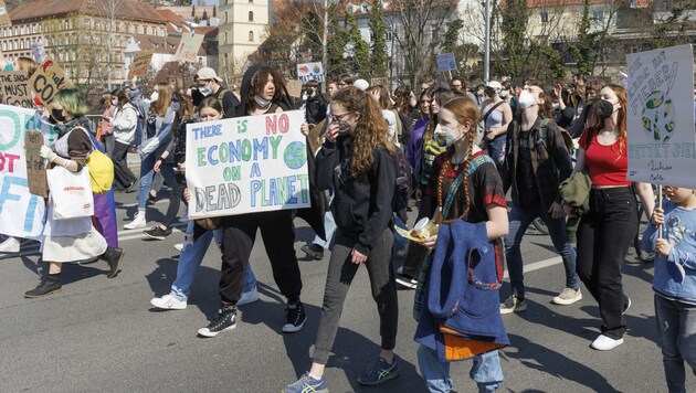 Demonstration der Fridays For Future Graz: Junge Menschen und ihre Perspektiven werden von der Politik vernachlässigt, doch auch für Erwachsene wird in der politischen Bildungsarbeit zu wenig getan. (Bild: APA/ERWIN SCHERIAU)
