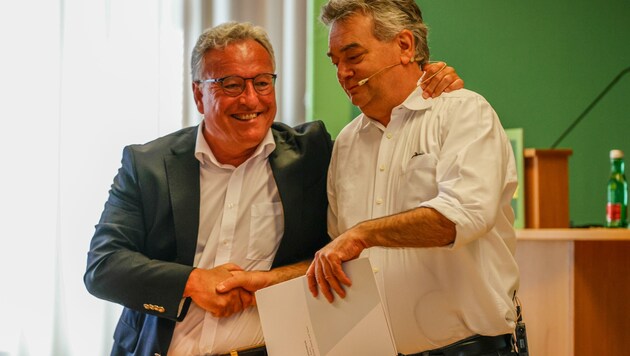 Knapp 92 Prozent aller Grünen Mitglieder wählten Heinrich Schellhorn (kl. Bild links) zum Spitzenkandidaten für die kommenden Wahlen. Da freute sich Vizekanzler Werner Kogler. (Bild: Tschepp Markus)