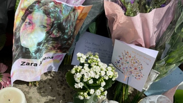 Blumen, Kerzen und Karten am Tatort in der Cranbrook Road, wo Zara Aleena in Ilford, England, ermordet wurde (Bild: APA/Ted Hennessey/PA via AP)