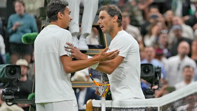 Lorenzo Songeo (li.) und Rafael Nadal bei der „Versöhnung“ nach dem Spiel (Bild: AP)