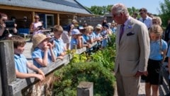 Prinz Charles war auch schon auf den Isles auf Scilly. Allerdings nicht wegen der beiden Fußballvereine... (Bild: REUTERS)