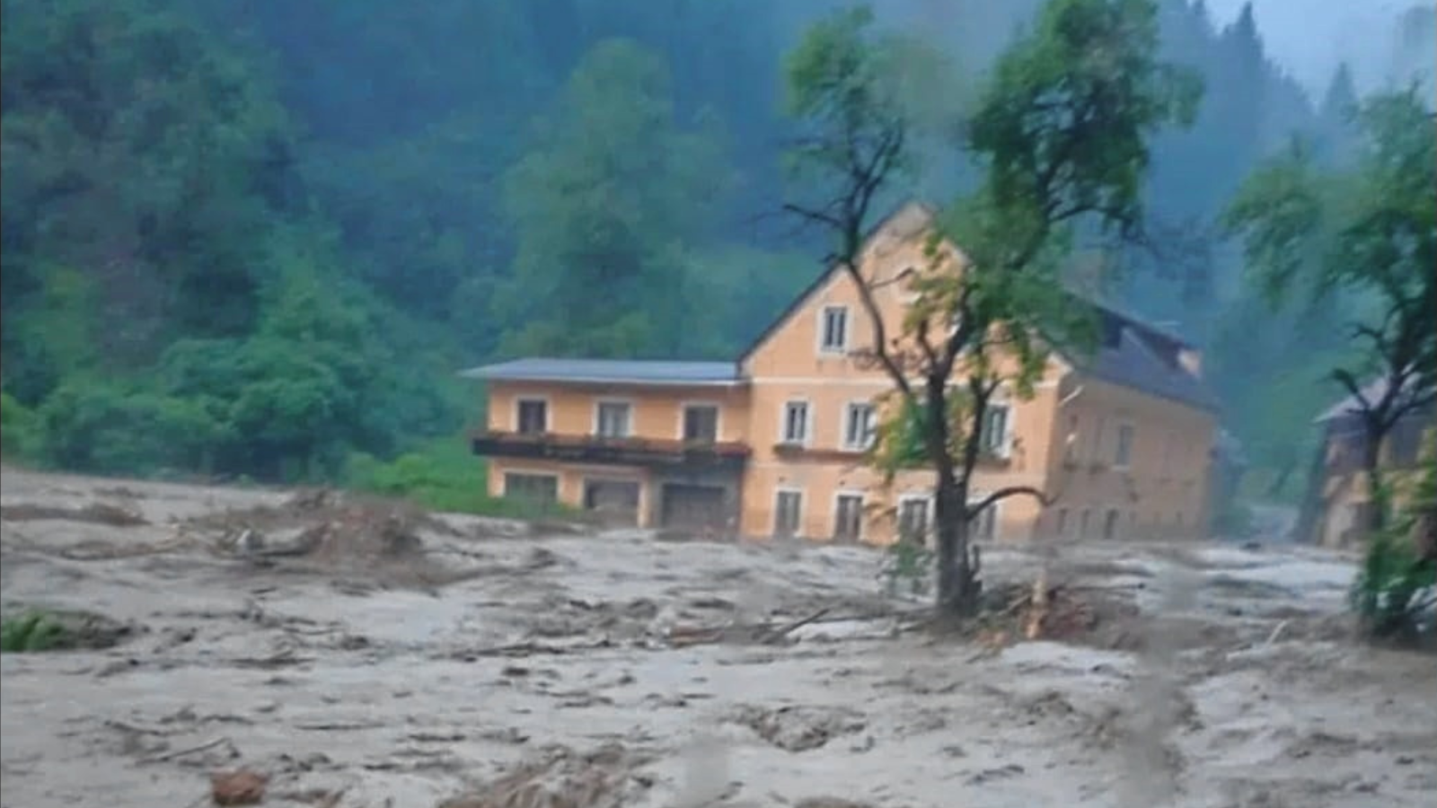 Die Flutkatastrophe hat zahlreichen Familien in der Einöde Haus und Hof genommen (Bild: zVg)