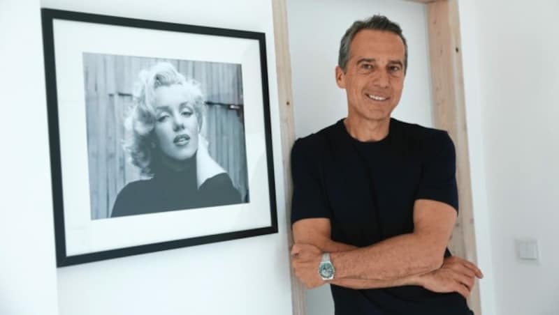 An den Wänden hängen Schwarz-Weiß-Porträts - unter anderem von Marilyn Monroe. (Bild: Peter Tomschi)