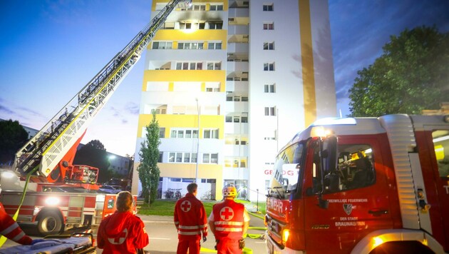 70 Menschen mussten beim Wohnungsbrand in Braunau evakuiert werden. (Bild: Pressefoto Scharinger © Daniel Scharinger)