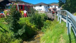 Die alarmierte Feuerwehr barg die Leiche aus dem Bachbett. (Bild: zoom.tirol)