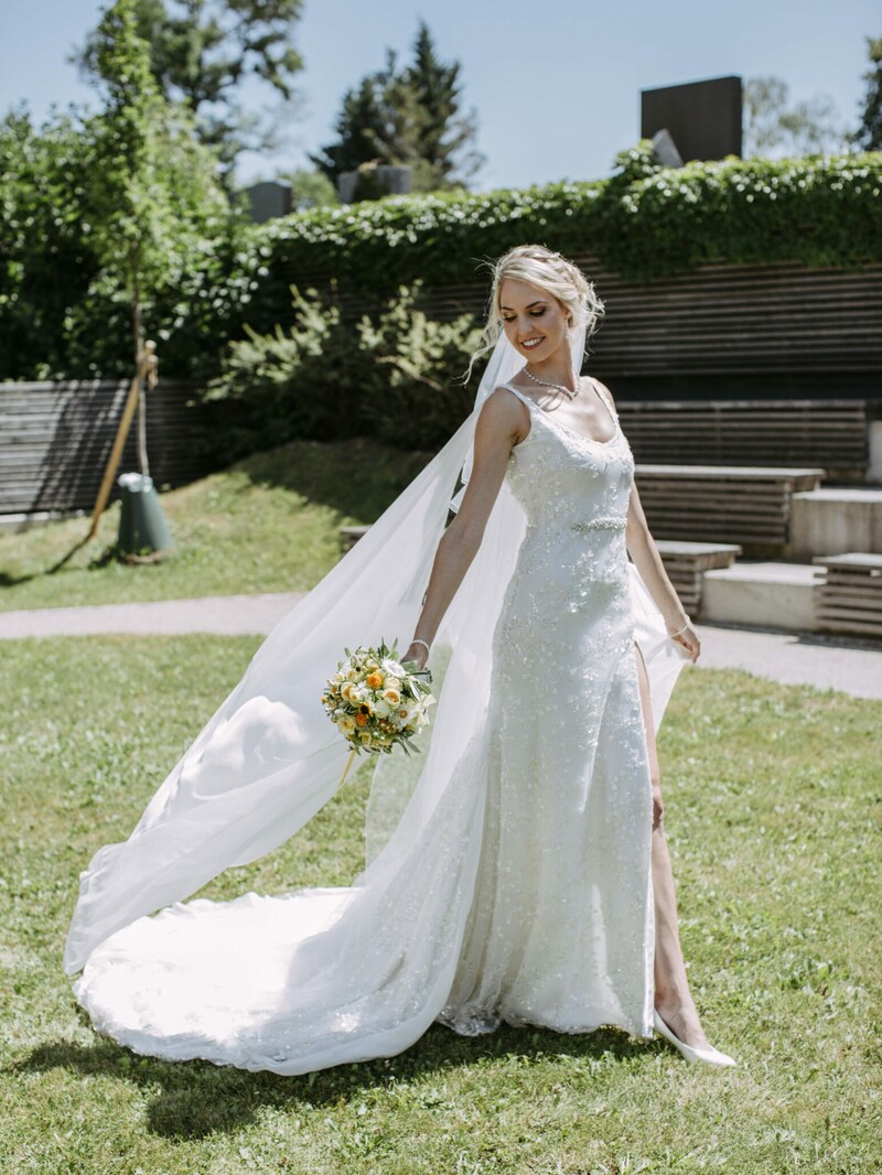 Beatrice heiratete in einem Brautkleid des Wiener Modeateliers „Goldene Naht“ (Bild: Joanna Borgosz)