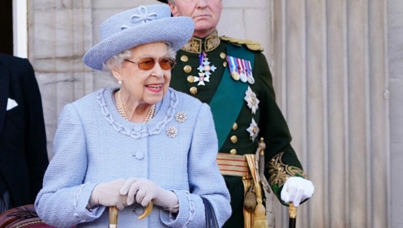 Königin Elizabeth II. am 30. Juni 2022 bei der Reddendo-Parade in Edinburgh (Bild: APA/Photo by Jane Barlow/AFP)