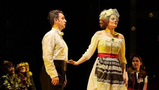 In Lehárs Operette „Die lustige Witwe“ brillieren in Bad Hall Victoria Leshkevich und Grégoire Delamare (Bild: Holnsteiner)