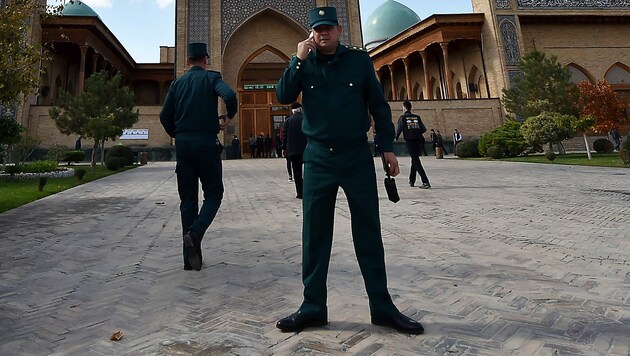 Usbekische Polizisten in der Hauptstadt Taschkent (Bild: APA/AFP/VYACHESLAV OSELEDKO)