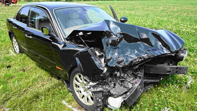 Der Jaguar des 39-Jährigen wurde bei dem Zusammenstoß massiv beschädigt. (Bild: Kapo St. Gallen)