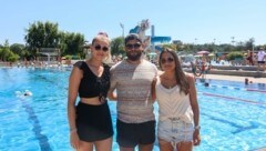 Silvana, Samuel und Sherine erholten sich am Sonntag im Freibad vom Schrecken beim Hochhausbrand in Braunau. (Bild: Scharinger Daniel)