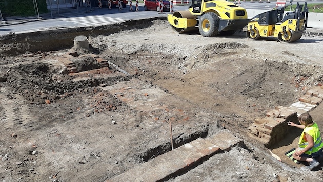 Der Brunnen am Europaplatz wurde bereits abgetragen, darunter tauchten alte Mauern und Knochen auf. Durch die Bauarbeiten wurden auch auch die Überreste einer Gartenvilla aus dem 18. Jahrhundert entdeckt. (Bild: Stadtmuseum St. Pölten)