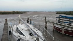 Bizarrer Anblick: Der Sturm trieb das Wasser aus der Bucht. (Bild: Thomas Pertl)