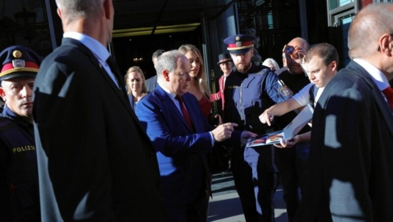 Zeit für Autogramme: Fürst Albert vor dem Hotel Sacher (Bild: Starpix/ Alexander TUMA)