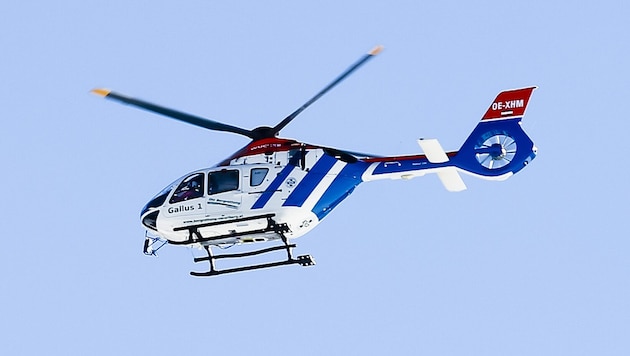 Notarzthubschrauber Gallus 1 flog das verletzte Kind ins Spital nach Feldkirch. (Bild: Mathis Fotografie)