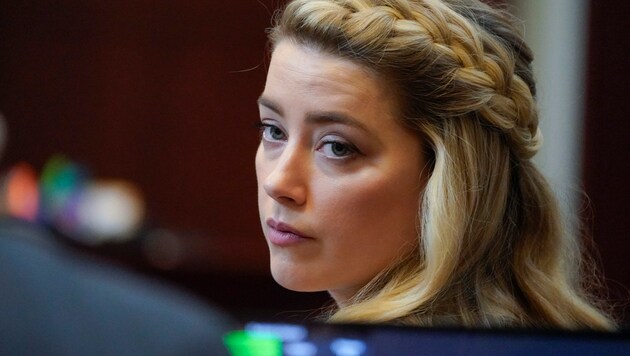 Amber Heard während des Prozesses (Bild: APA/Photo by Steve Helber/AFP)