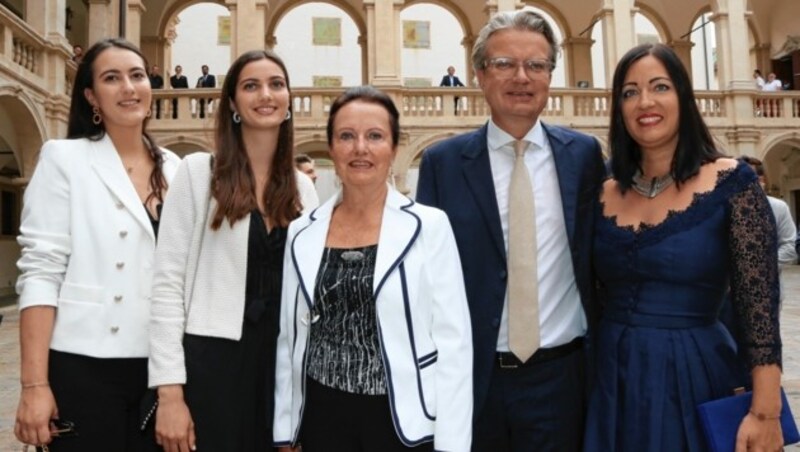 Der neue steirische Landeshauptmann Christopher Drexler mit seiner Familie (Bild: Christian Jauschowetz)