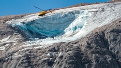 Ein Rettungshubschrauber nach dem Gletscherbruch auf der Marmolada (Bild: AFP)