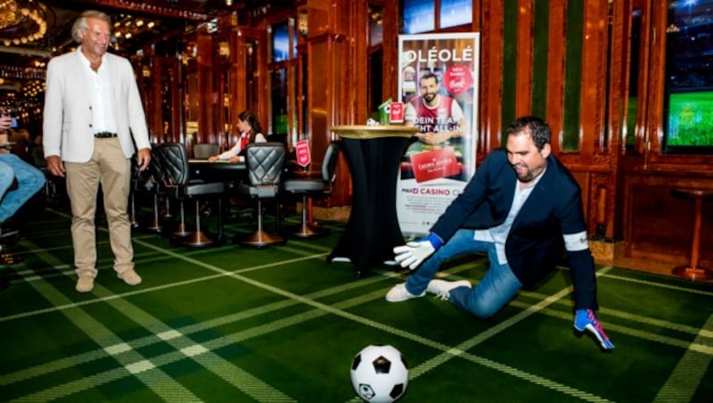 Die Fans und natürlich auch die Teilnehmer fieberten tüchtig mit und zeigten in den Pausen auch ihre Fußball-Skills live im Casino Wien. So wurde gegaberlt, geköpfelt und das eine oder andere Tor geschossen. (Bild: Casinos Austria / Achim Bieniek)