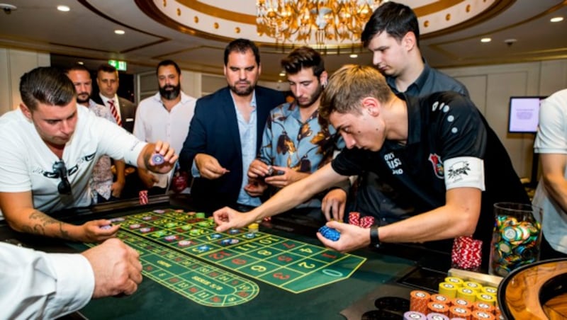 Nach einem gemeinsamen Empfang und Begrüßung beim Captains Meeting ging es auch schon los: Die Casino Cup Vorrunde bestand aus je einer Spielrunde bei Roulette, Black Jack und Poker. (Bild: Casinos Austria / Achim Bieniek)